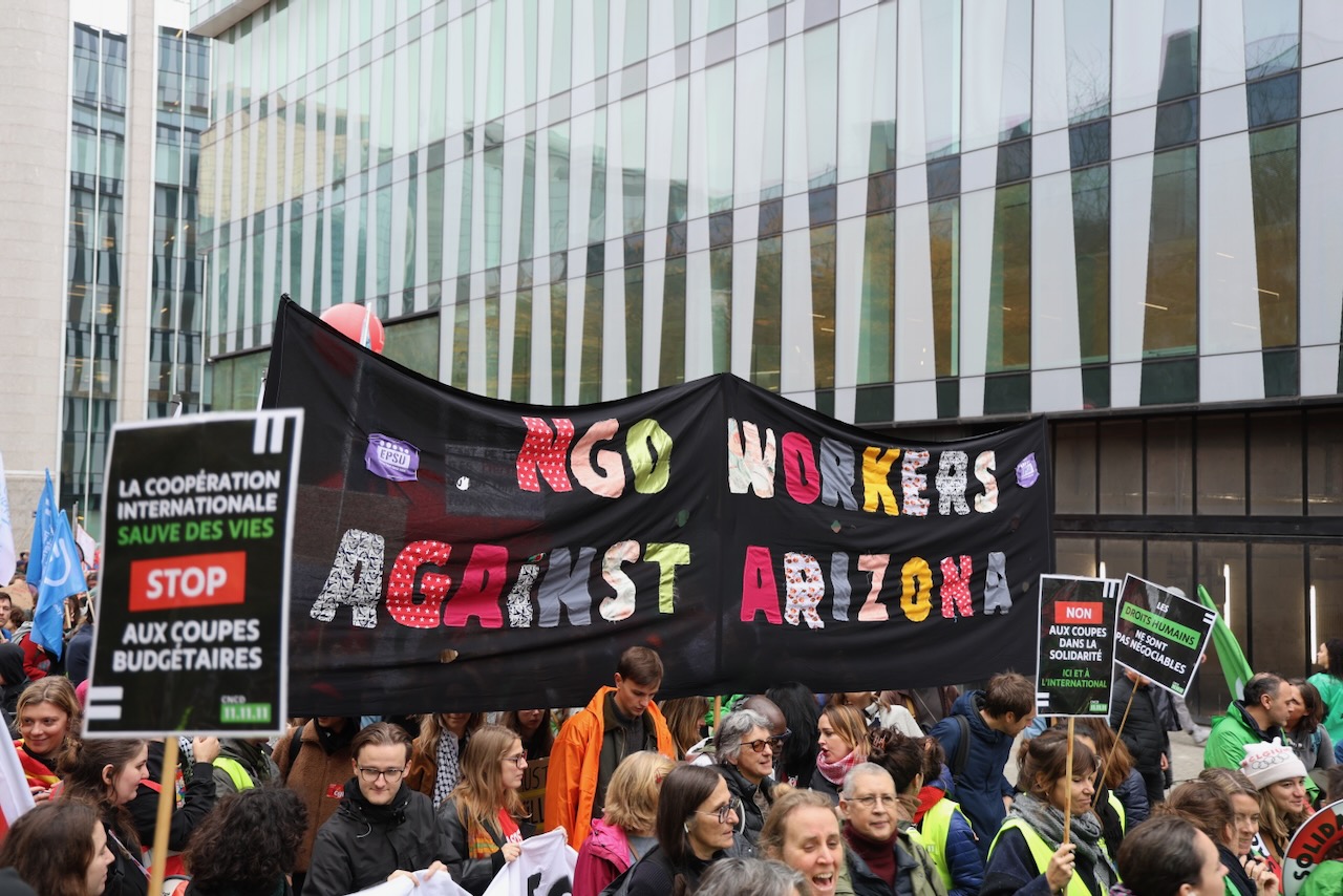 140 000 personnes ont manifesté le mardi 14 octobre dans les rues de Bruxelles contre une série de mesures du gouvernement Arizona et des entitées fédérées.