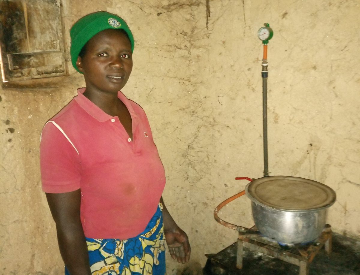 Athanasie Uzamukunda, bénéficiaire du biogaz, village de Maheresho, Rwanda