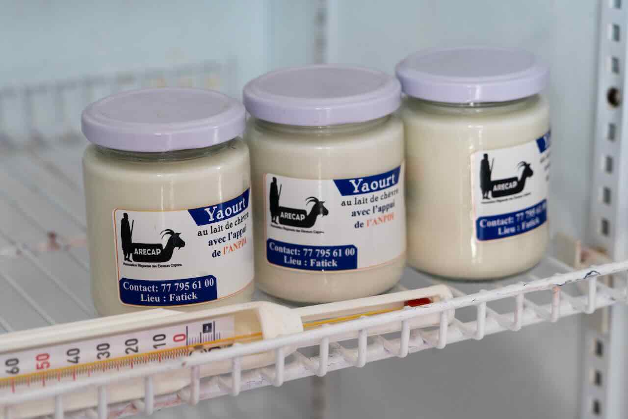 SOS Faim a accompagné la mise en réseau de 300 éleveuses de chèvres afin de produire 5 000 litres de lait et en transformer une partie en yaourts notamment