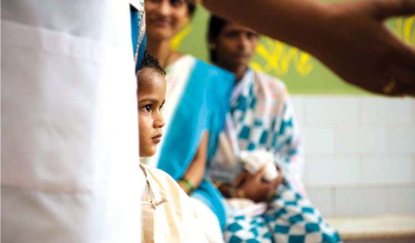 284 000 paysans endettés se sont suicidés en 20 ans. Le mouvement Navdanya encourage les veuves et les enfants à reprendre la ferme familiale et à l'exploiter selon les principes de l'écologie.