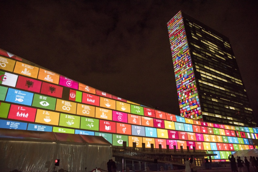 Le siège de l'ONU aux couleurs des objectifs du développement durable, septembre 2015
