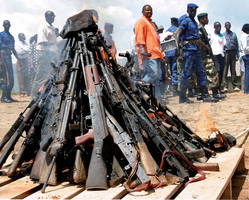 Destruction d'armes au Burundi sous l'œil des journalistes, de l'armée et de contrôleurs civils après la fin de la guerre et l'intégration des anciennes guérillas dans l'armée nationale. La fin des conflits libèrent la parole et voit le nombre de médias exploser.