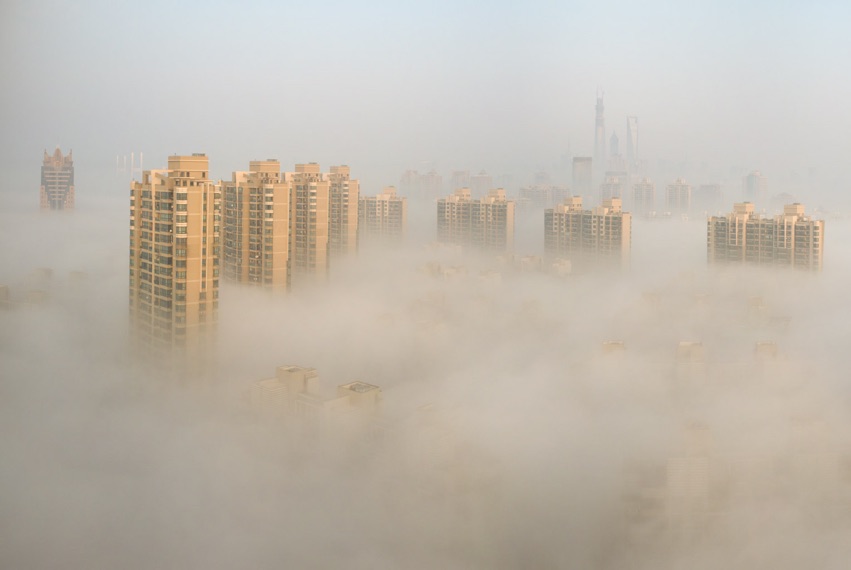 Avec ses 23,5 millions d'habitants, Shanghai est l'une des plus grandes métropoles du monde où la pollution sévit gravement. C'est aussi le symbole d'une Chine urbanisée et industrielle où les catastrophes environnementales se multiplient.