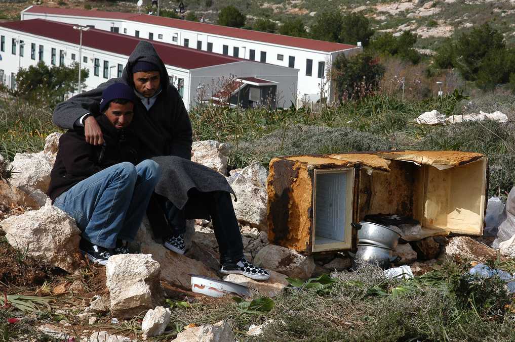 Lampedusa, devant le centre de rétention