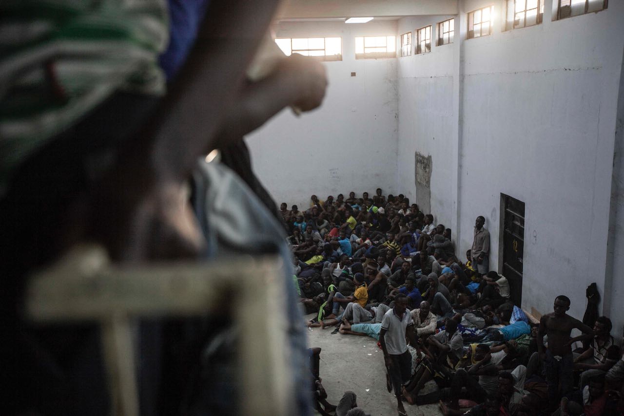 Personnes migrantes d'Afrique subsaharienne entassées dans une section du centre de détention de Zawiyah en Libye.