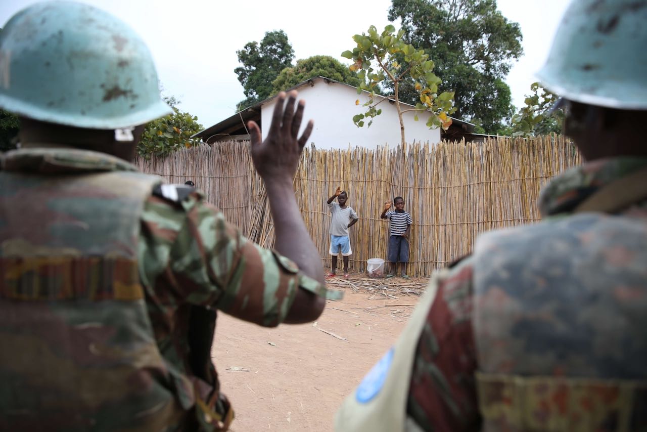Des soldats de la Monusco saluent des enfants, Katanga, RDC 2016.