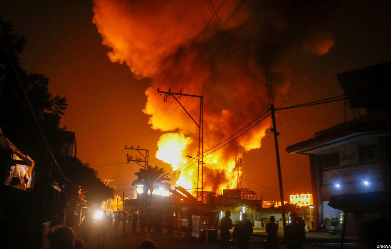 Une frappe aérienne à Gaza a touché la cour d'un hôpital lundi 1' octobre 2024, brûlant les tentes où les gens dormaient. Des frappes ont également touché une école de l'UNRWA où des familles s'étaient réfugiées. L'endroit devait servir de site de vaccination contre la polio.