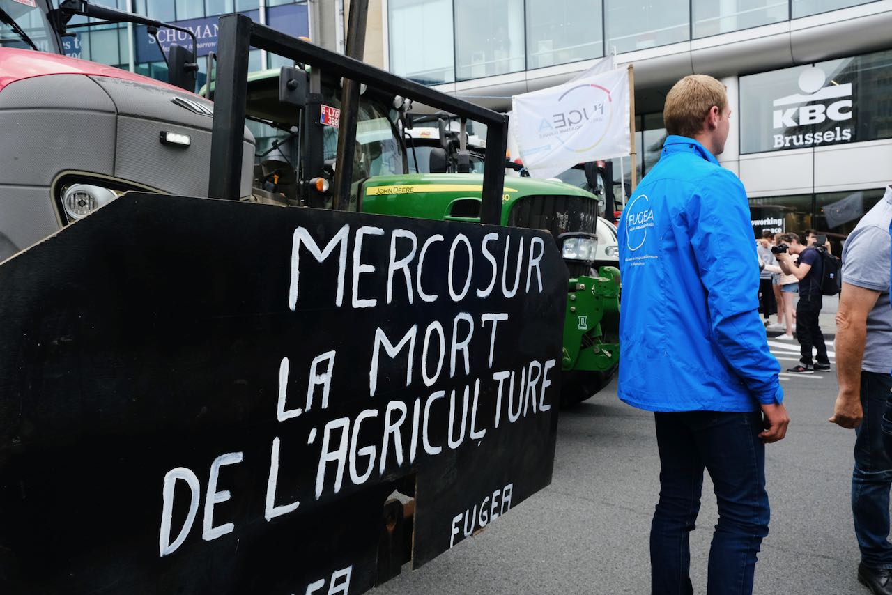 Bruxelles, Belgique. 11 juillet 2019. Des tracteurs sont rassemblés devant le siège de la Commission européenne alors que des agriculteurs participent à une manifestation contre l'accord commercial Mercosur de l'UE.