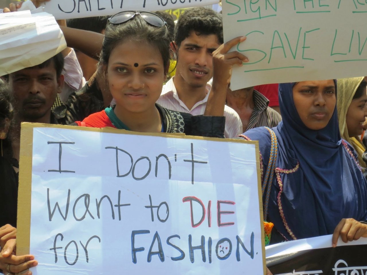 Des milliers de travailleurs de l'habillement et leurs syndicats se rassemblent à l'occasion du premier anniversaire de l'effondrement du Rana Plaza qui a tué plus de 1 100 travailleurs de l'habillement.