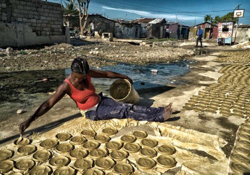 « La crise financière de 2008 avait soulevé des émeutes de la faim dans les grands villes du Sud, affamées par la flambée des prix des produits alimentaires. A Haïti, ceux qui ne peuvent pas se payer à manger se contentent d'une galette d'argile qui tient au ventre. »