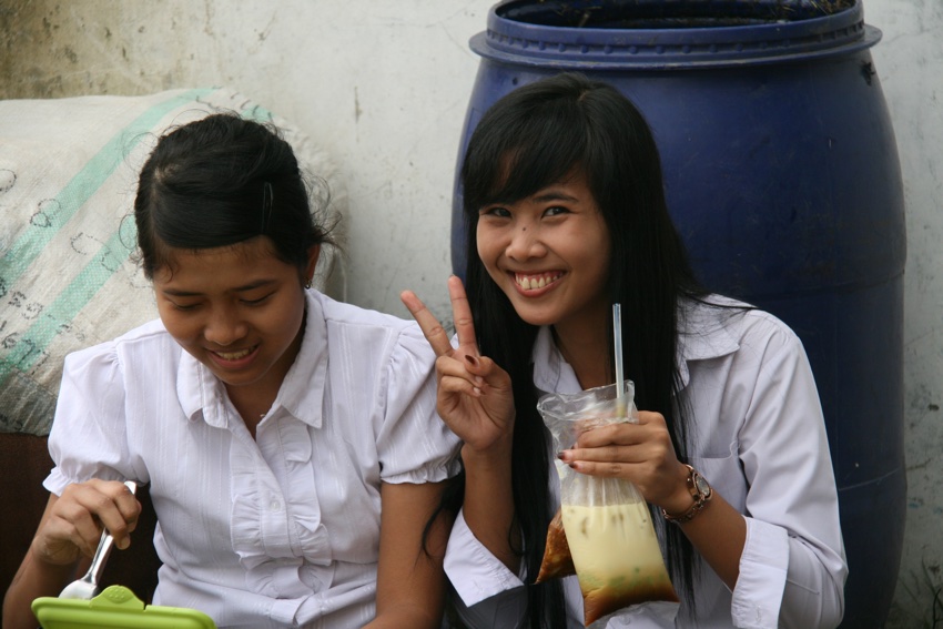 Ces jeunes indonésiennes pourraient rêver à un avenir meilleur dans un autre pays. Un rêve qui tourne au cauchemar pour des milliers d'entre elles.