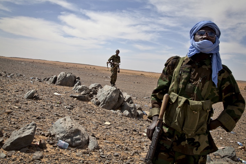 Casque bleu tchadien dans le désert malien. Les soldatsde l'ONU ont adopté le chech, la coiffe des Touaregs.