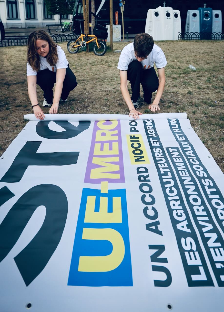 Préparation du rassemblement contre l'accord commercial UE-Mercosur à la place du Luxembourg à Bruxelles